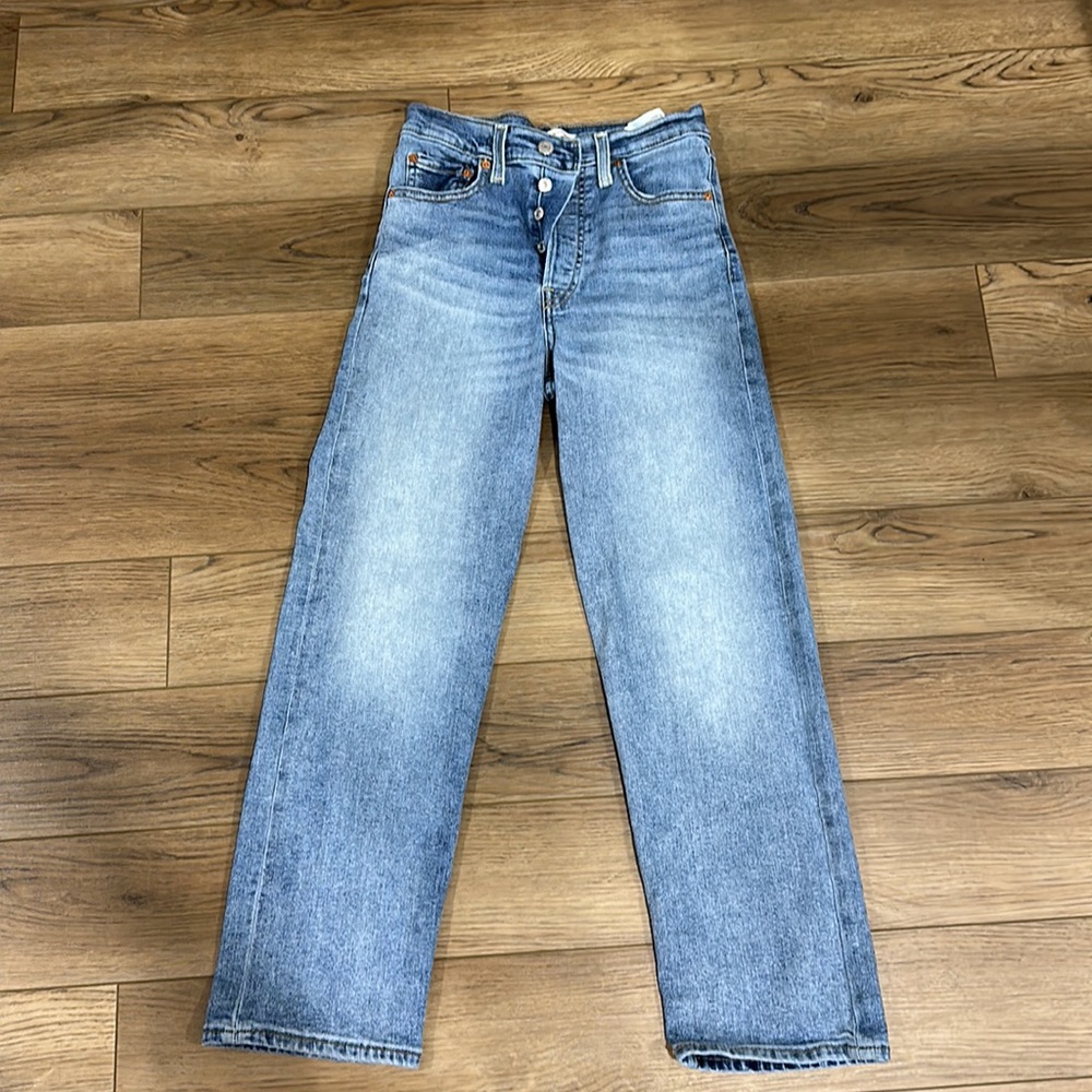 Levi's ribcage straight highest high rise with a classic straight leg size 25